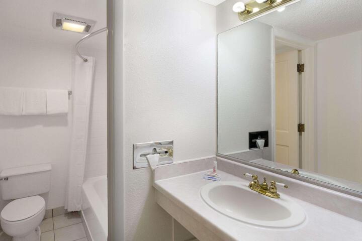 Room 4 of 27