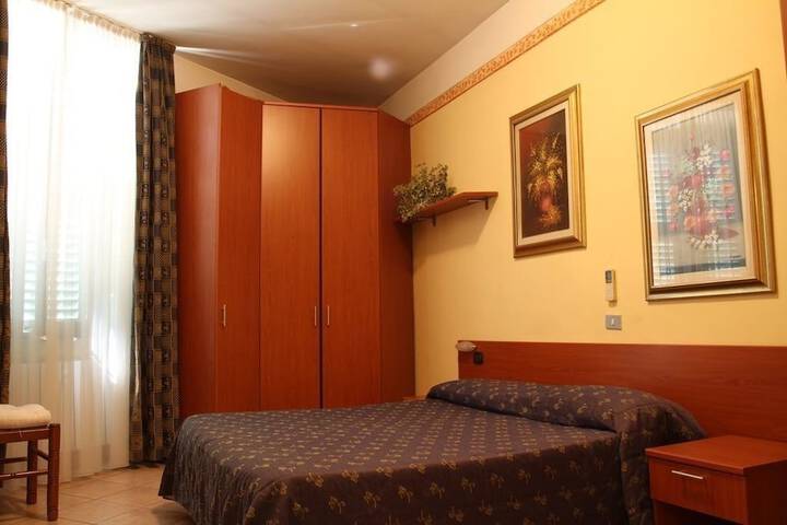 Room 2 of 33
