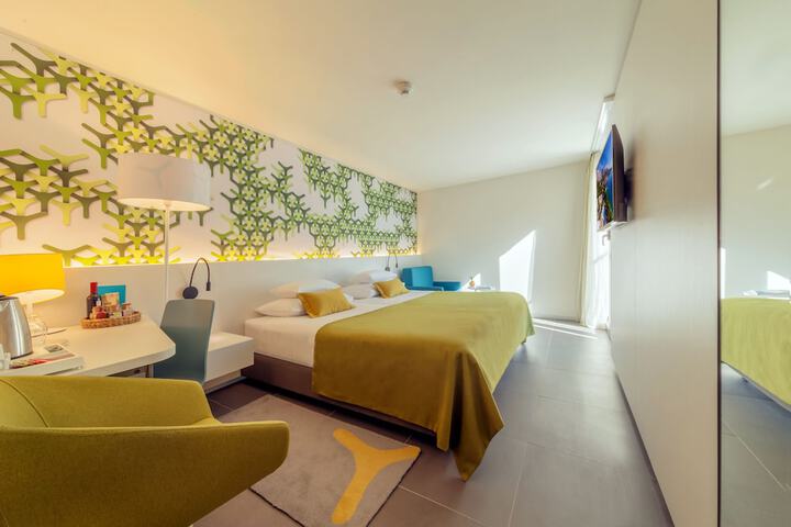 Room 25 of 106