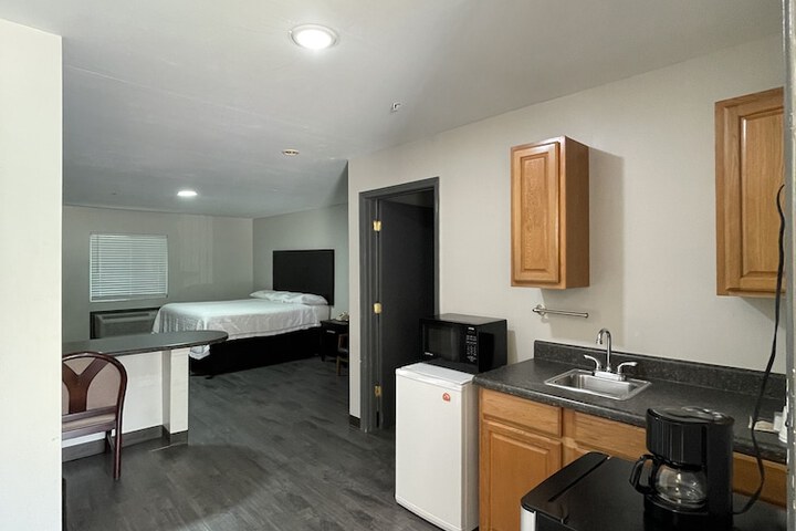 Basic Studio Suite King Bed (4 of 10)