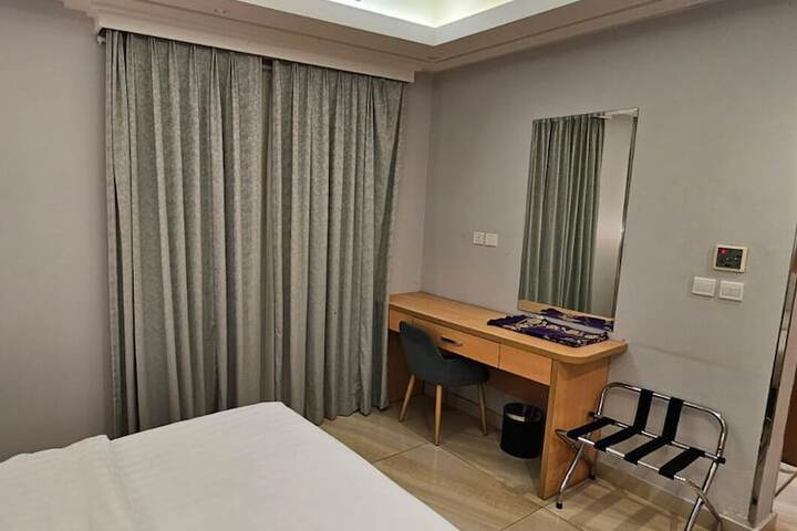 Room 8 of 12