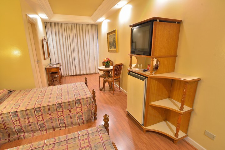 Room 32 of 64