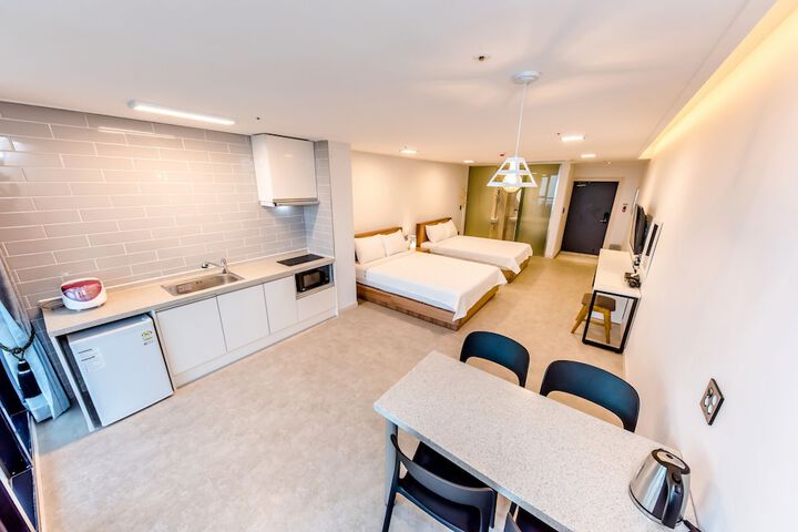 Room 6 of 173