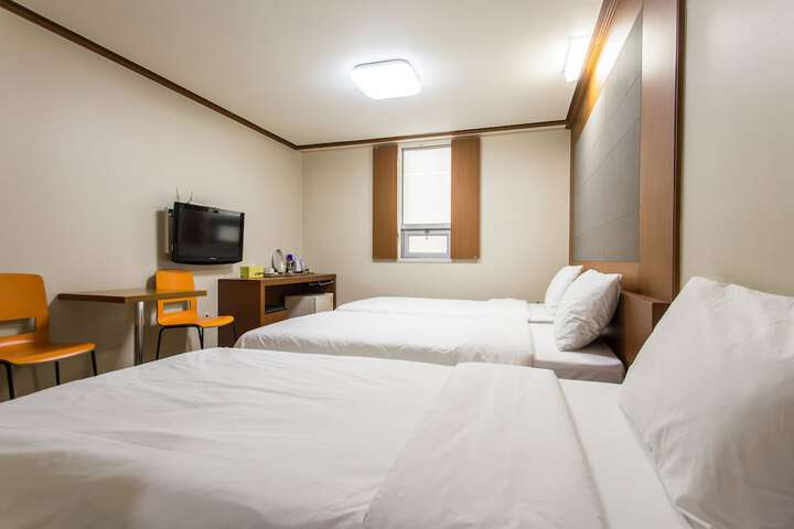 Room 12 of 48