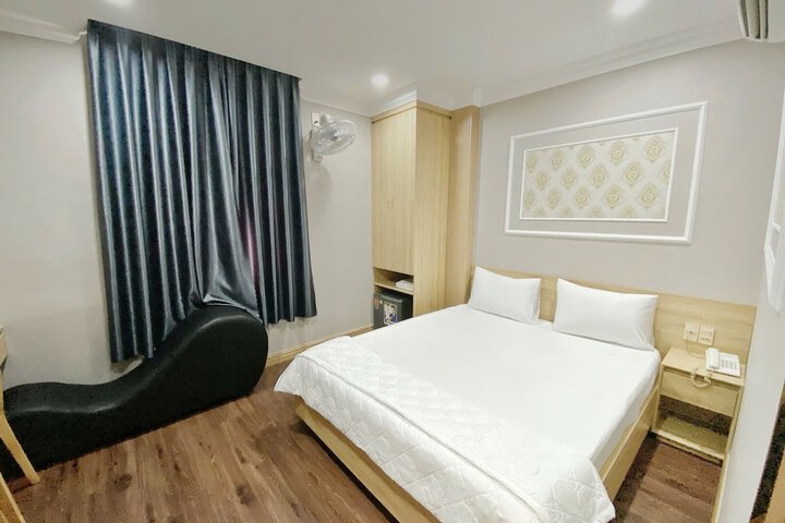 Room 4 of 8