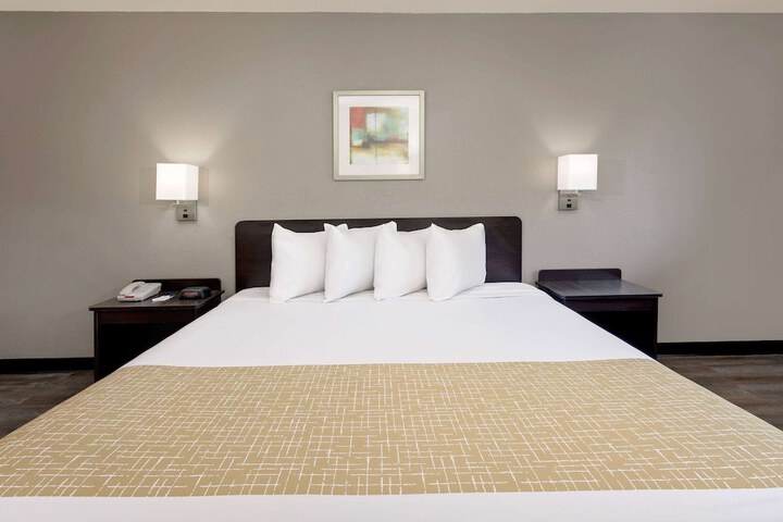 1 King Bed (8 of 10)