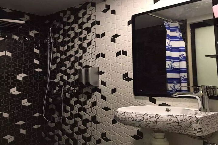Room 13 of 16