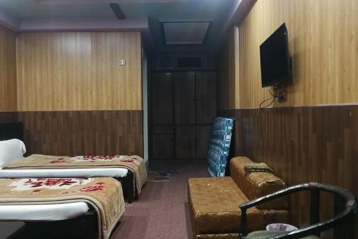 Room 6 of 10