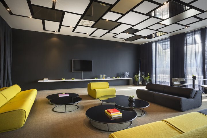 Lounge 87 of 120