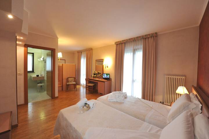 Room 5 of 33