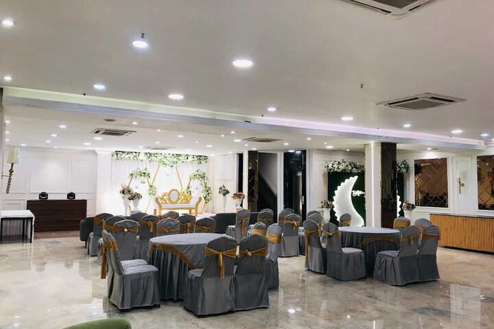Ballroom/Hall 17 of 22
