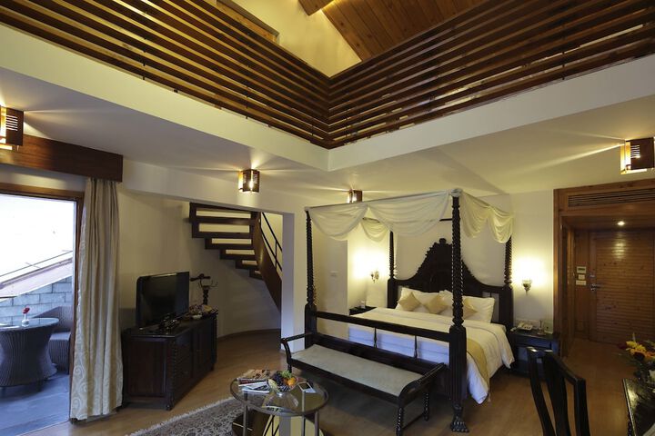 Room 3 of 76