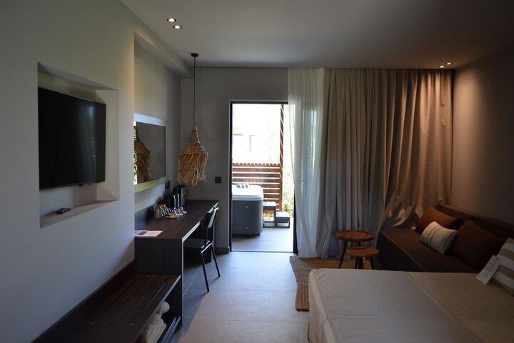 Room 25 of 221