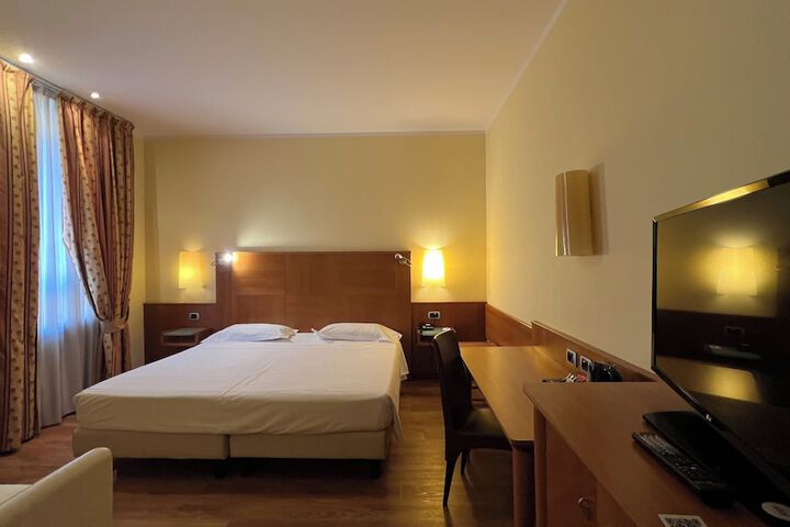 Room 100 of 233
