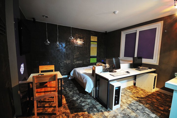 Room 11 of 32