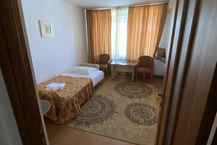 Room 10 of 27