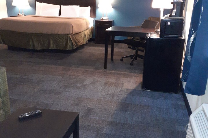 1 King Bed (1 of 13)