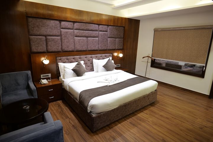Room 12 of 37