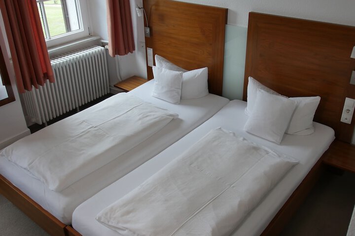 Room 7 of 19
