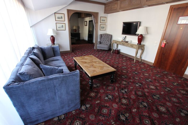 Room 5 of 98