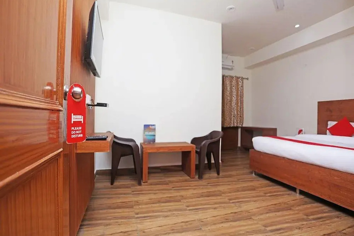 Room 6 of 12