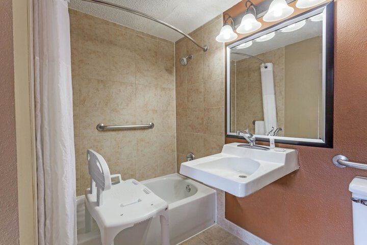 1 Queen Bed Accessible Room (1 of 15)