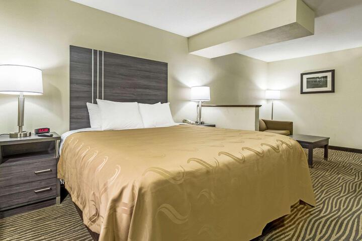 1 King Bed (8 of 18)
