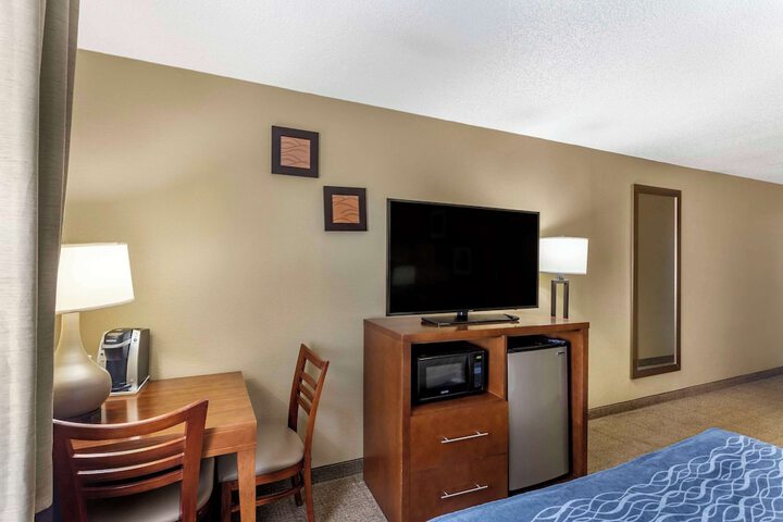 1 Queen Bed (11 of 21)