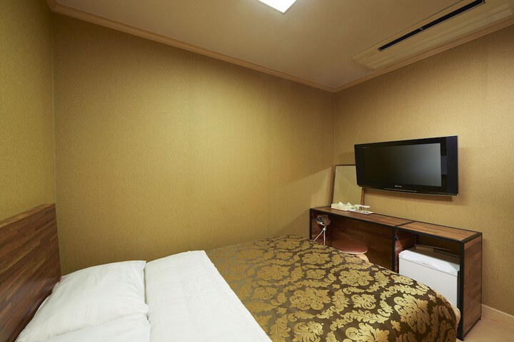 Room 6 of 32
