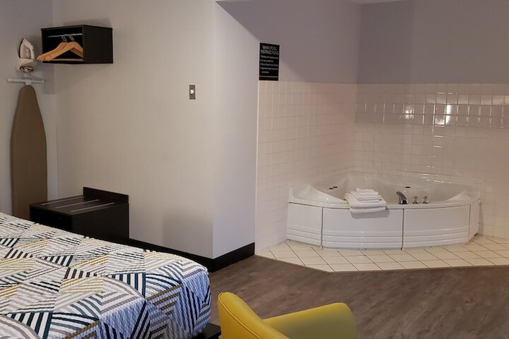 1 King Bed Micfridge (7 of 14)