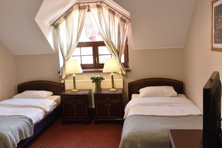 Room 5 of 16