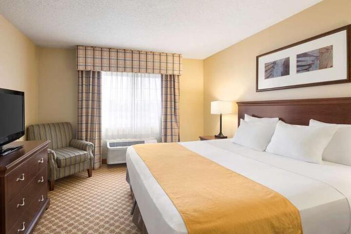 1 Queen Bed Accessible (6 of 7)