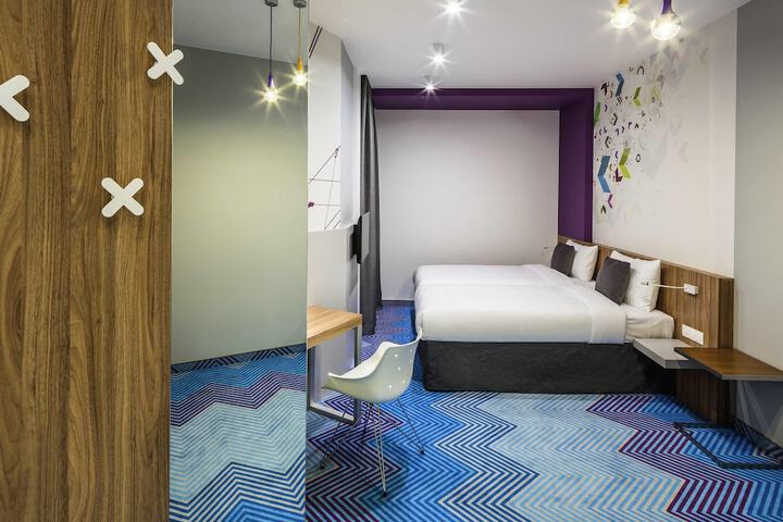 Room 26 of 86