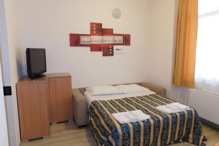 Room 6 of 50
