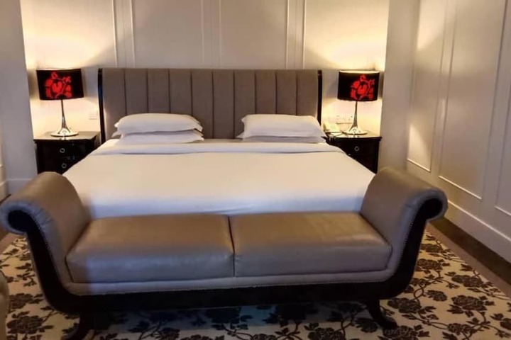 Room 17 of 36