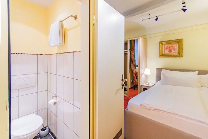 Room 7 of 74