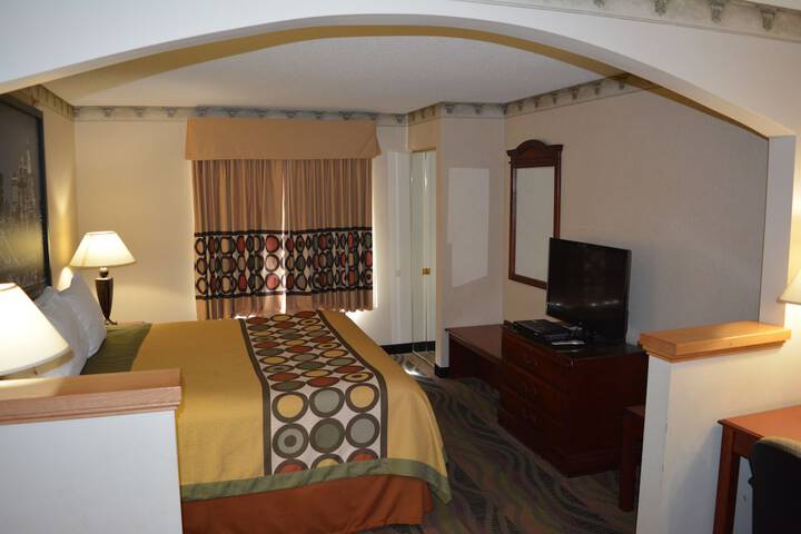 1 Queen Bed Mobility Accessible Studio Suite Bathtub with Grab Bars (27 of 28)