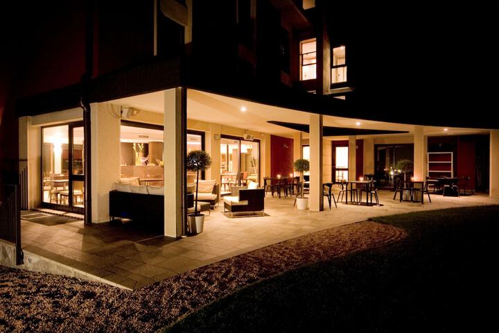 Lounge 22 of 35