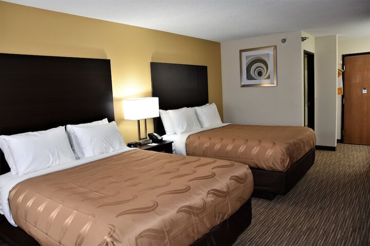 2 Queen Beds (8 of 10)