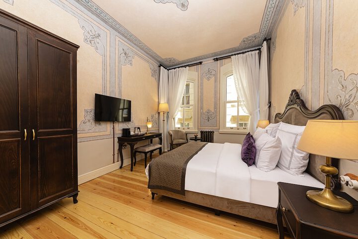 Room 12 of 83