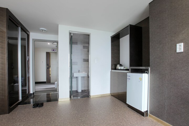 Room 16 of 34