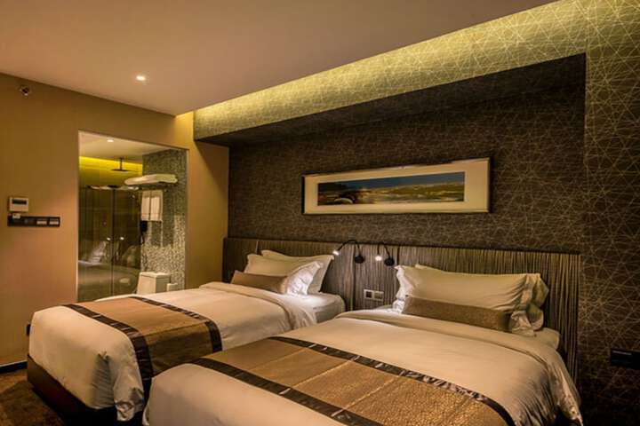 Room 6 of 24