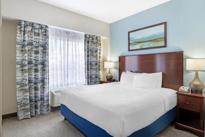 1 King Bed Bathtub Accessible (8 of 14)