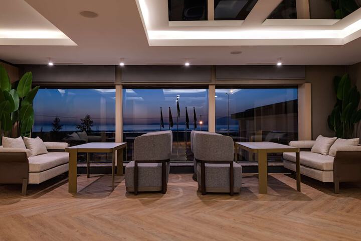 Lounge 101 of 127