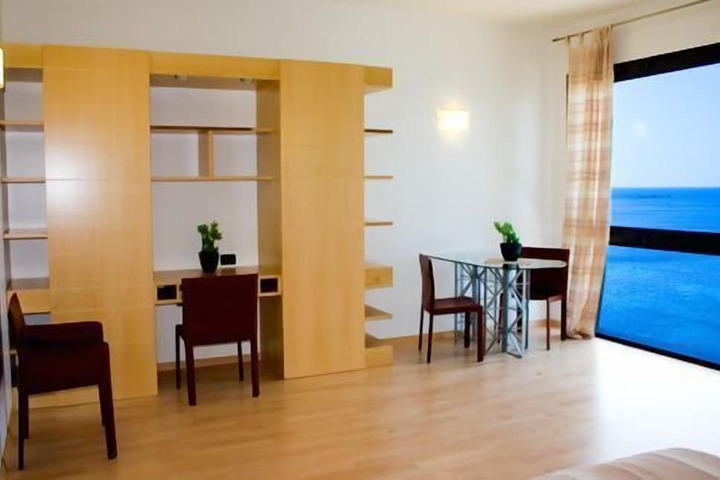 Room 6 of 24