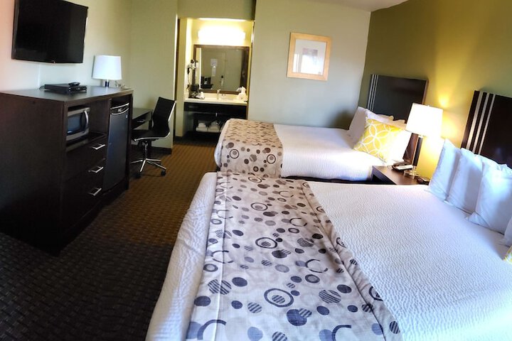 2 Queen Beds Flat Screen Television Microwave and Refrigerator High Speed Internet A (2 of 19)