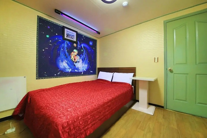 Room 9 of 13