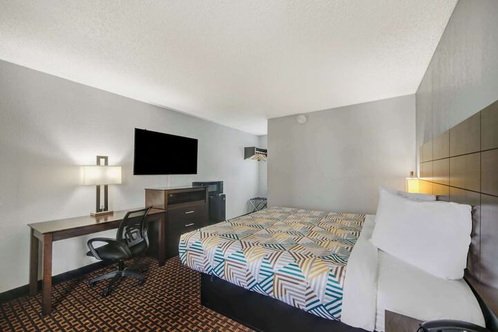 1 King Bed Micfridge (2 of 10)