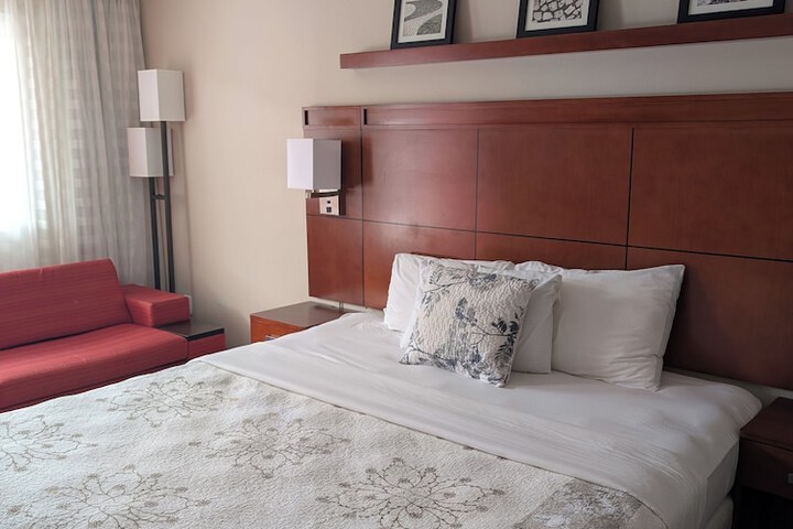 Standard 1 King Bed (7 of 7)