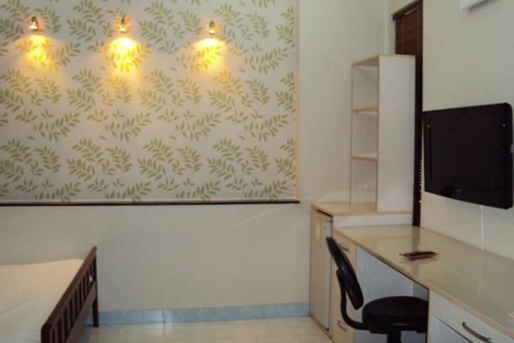 Room 9 of 13